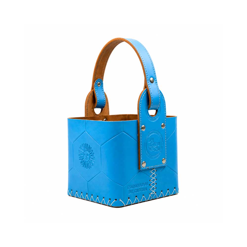 Canasta matera de cuero vacuno premium color celeste con manija reforzada y grabado del logo de la AFA y el Sol de Mayo