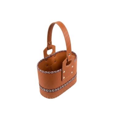Canasta ovalada de cuerina suela con guarda